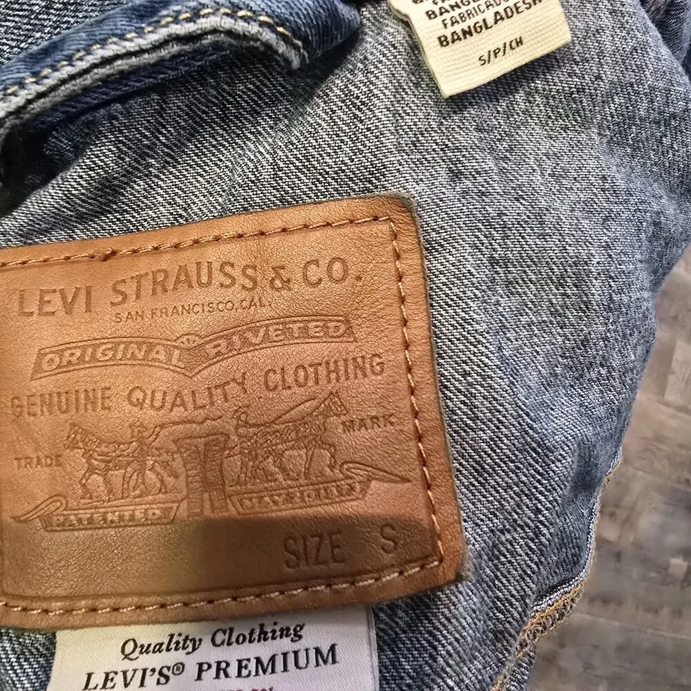 Levi's Premium Trucker Denim Jacket Mens Small Blue Button Front Red Tab Classic